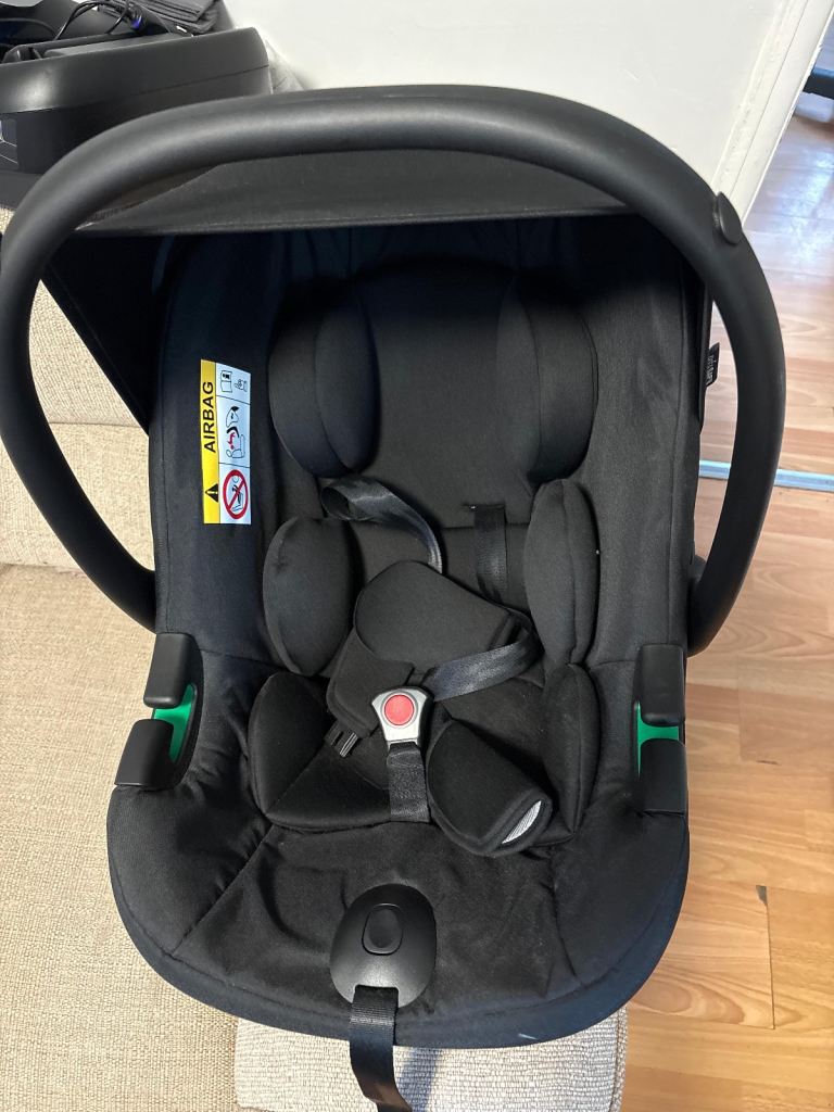 Black Baby Car Seat with Sun Canopy and ISOFIX – Good Condition