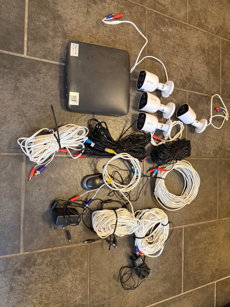 CCTV Security Camera System with DVR and Cables