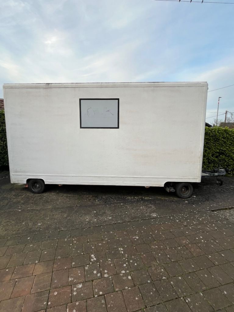 Turntable box van trailer