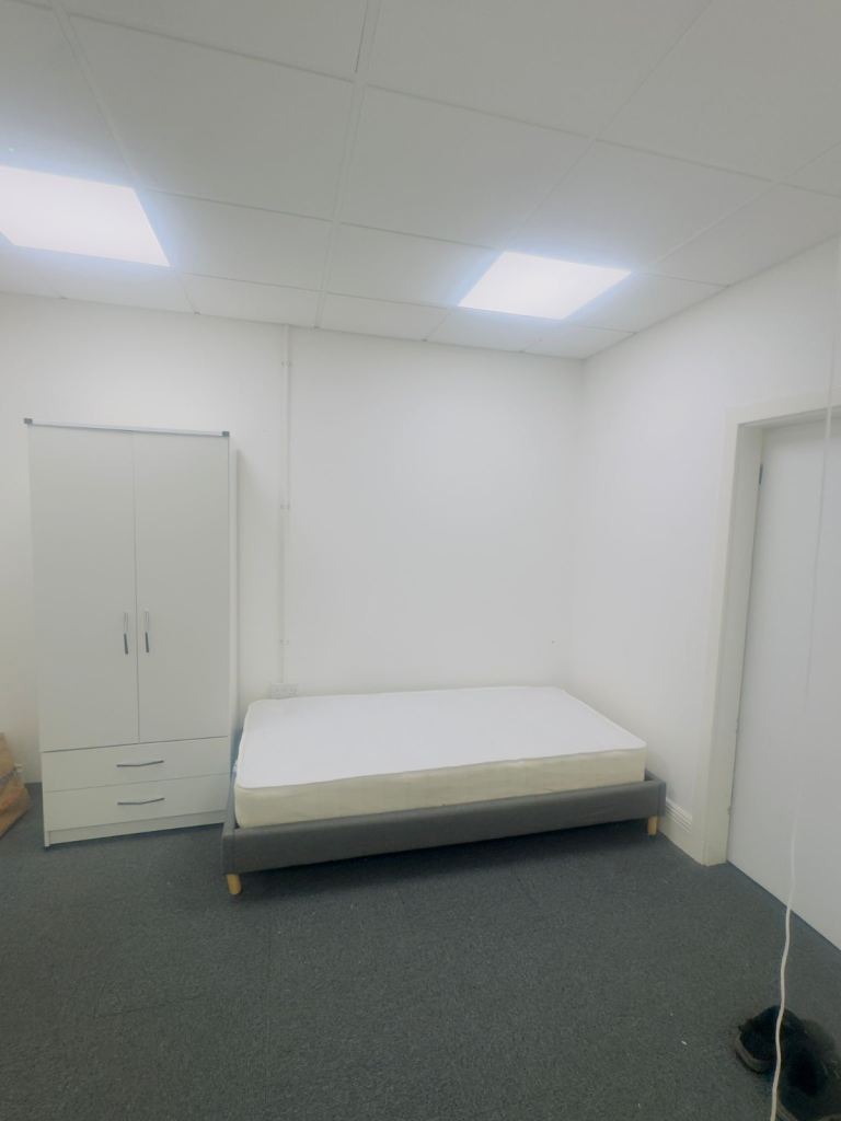 Sharing 4 double bedroom available in a shared house in B6