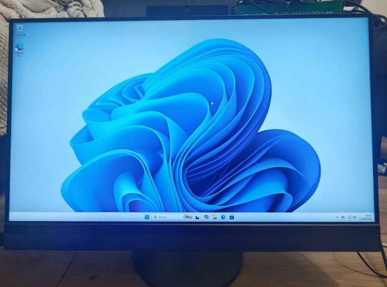 Lenovo 24" All-in-One Slim Desktop PC • AMD Ryzen 5 • Windows 11 • Immaculate