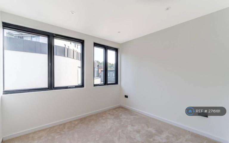 2 bedroom flat in High Street, Purley, CR8 (2 bed) (#2716181)