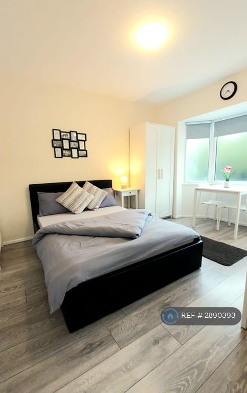 Studio flat in Watford Way, London, NW4 (#2890393)