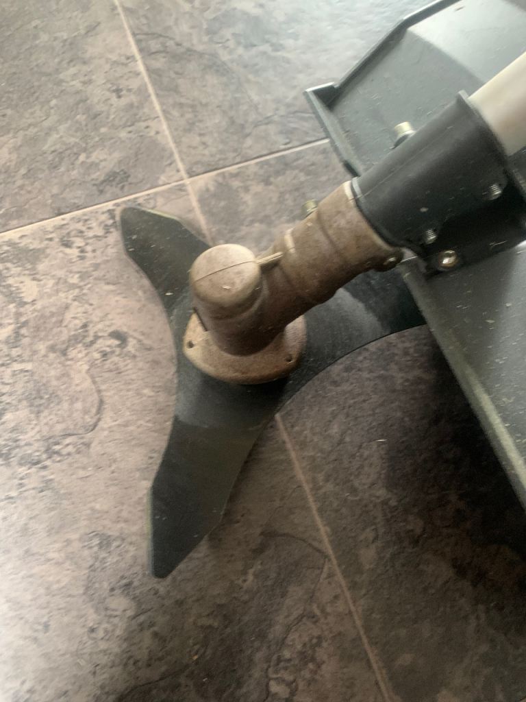 Petrol strimmer and bush cutter