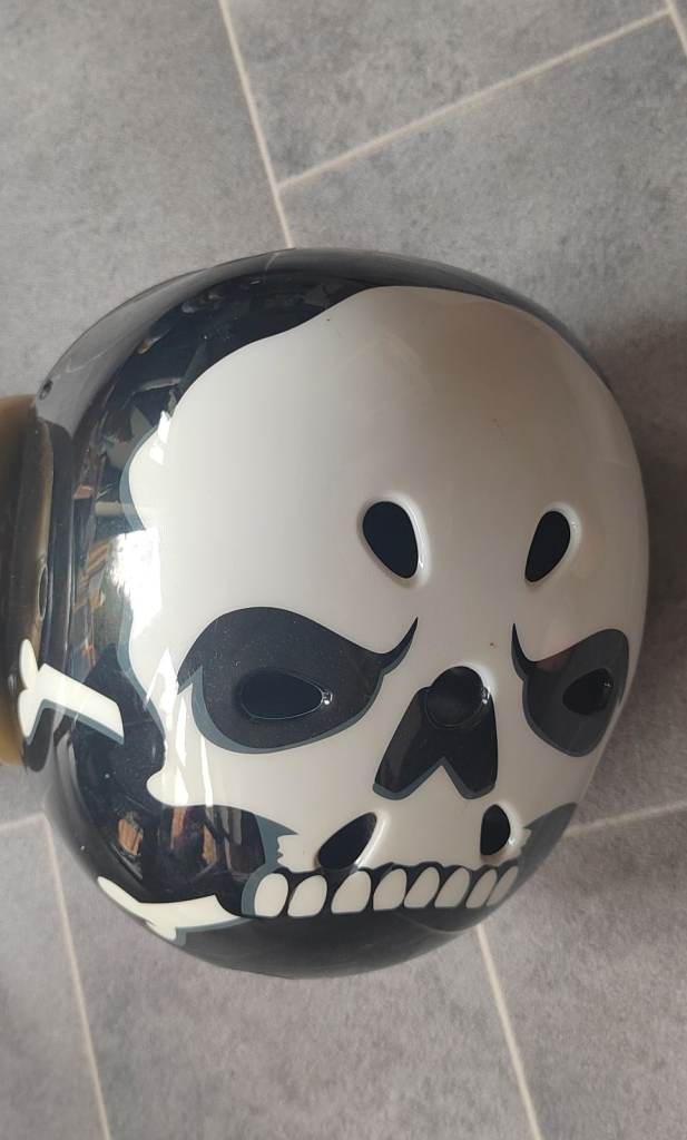 BICYCLE HELMET 