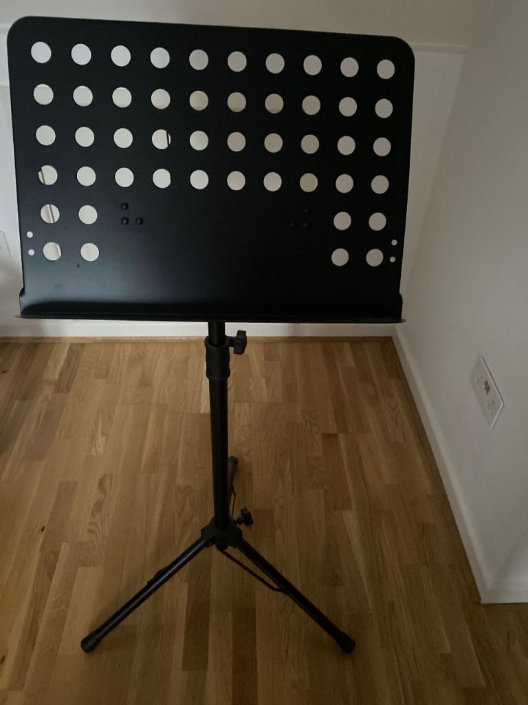 Sturdy music stand