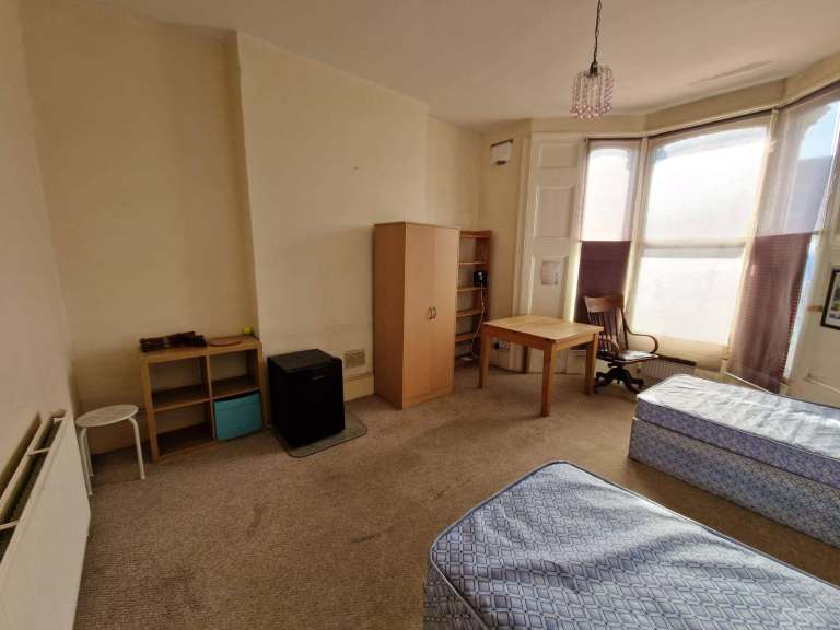 Finsbury Park Station Very Large Double Room with living area 