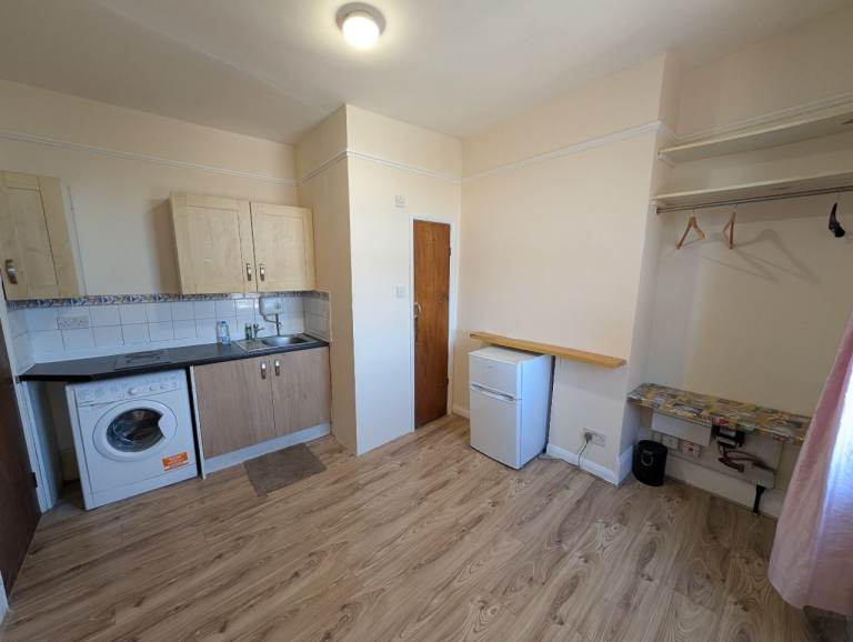 Compact 2nd Floor studio to rent on Willesden High Road. Rent includes water bills.