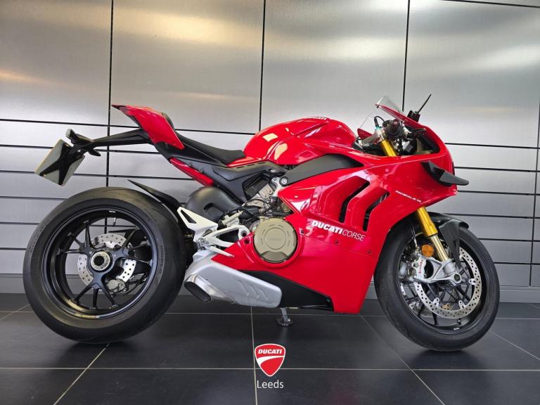 2022 DUCATI PANIGALE V4 S, only 1393 miles