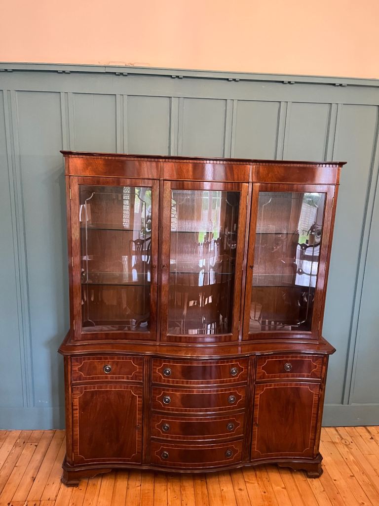 Antique-Style Solid Wood Display Cabinet – Glass Front, Storage & Lighting