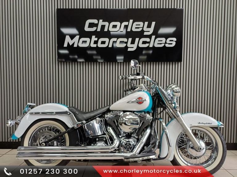 2017/17 Harley Davidson Heritage Deluxe -In Fabulous White and Teal, with Chr...