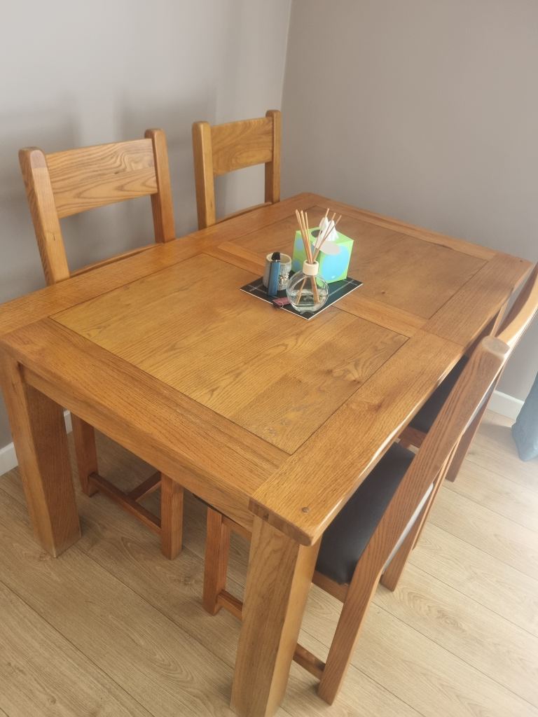 Oak Wood Dining Table and 6 Chairs – Good Condition