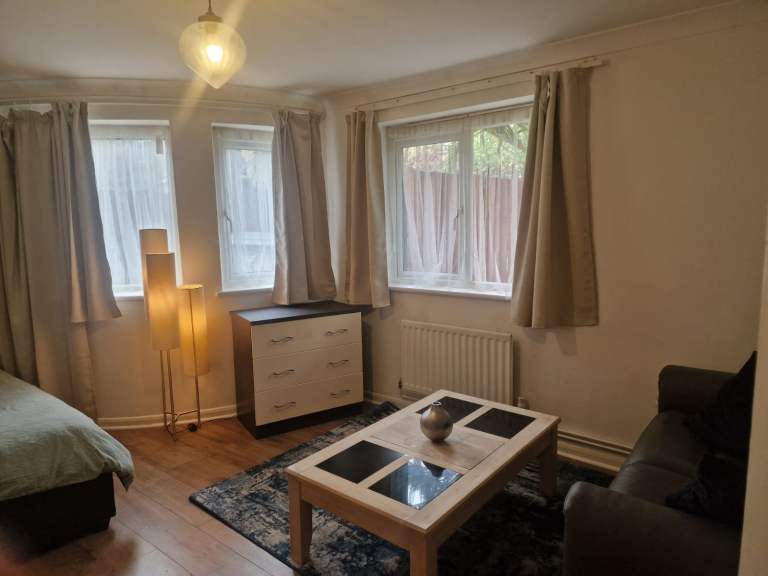 Large Double Room to Rent in Clean Flat share with Garden in Webb Close, North Kensington, W10 5QB