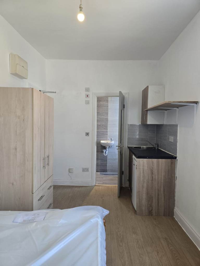 Studio flat to Let in Brent, Bridge Rd,  No deposit required, Dss welcome