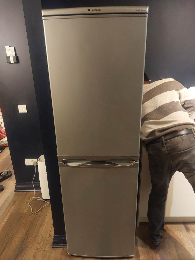 Indesit frost free fridge freezer (178/55cm)