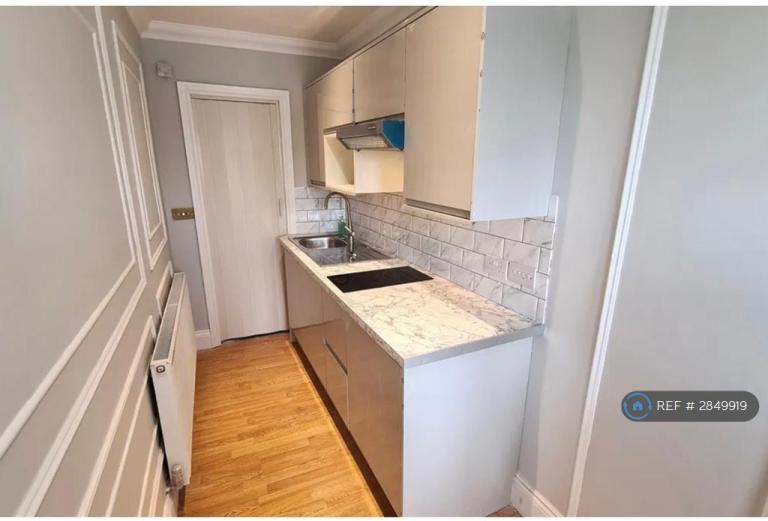 Studio flat in Powys Lane, London, N14 (#2849919)