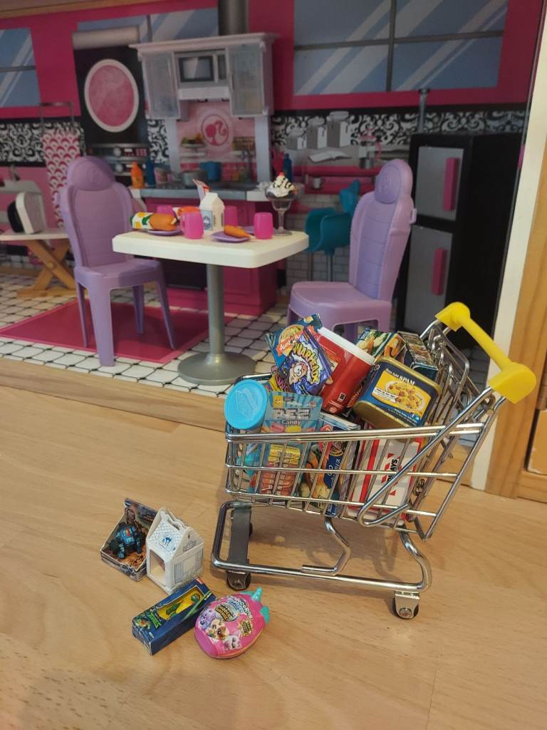 Stunning sturdy wooden barbie/doll house fully furnished (134cmX128cmX36cm)