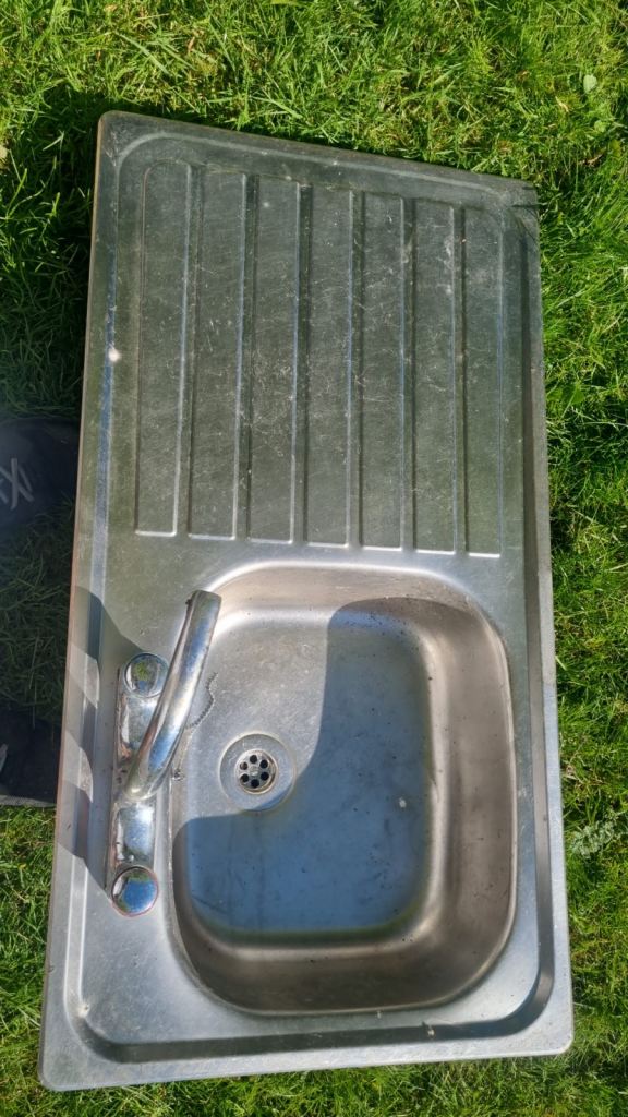 Total of 4 sinks - £20 each - can deliver 