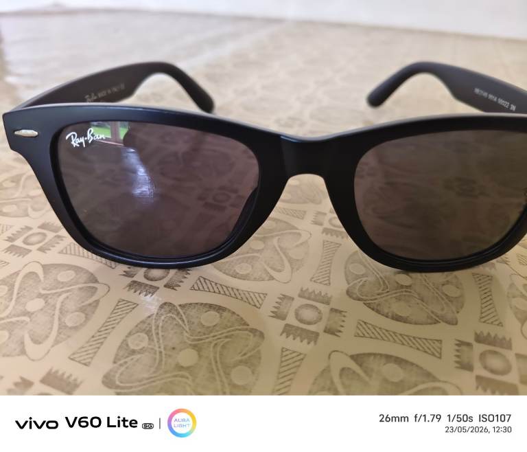 Ray-Ban Wayfarer Style Sunglasses – Black Frame, NEW
