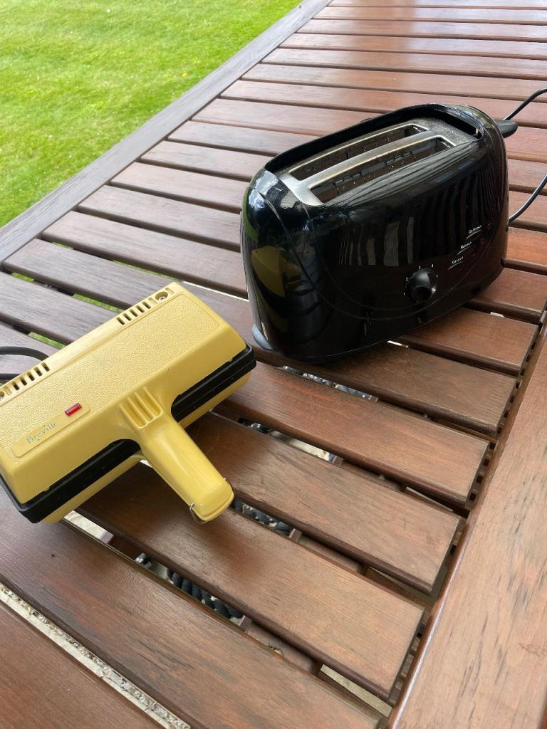 Toasted sandwiches maker and toaster 