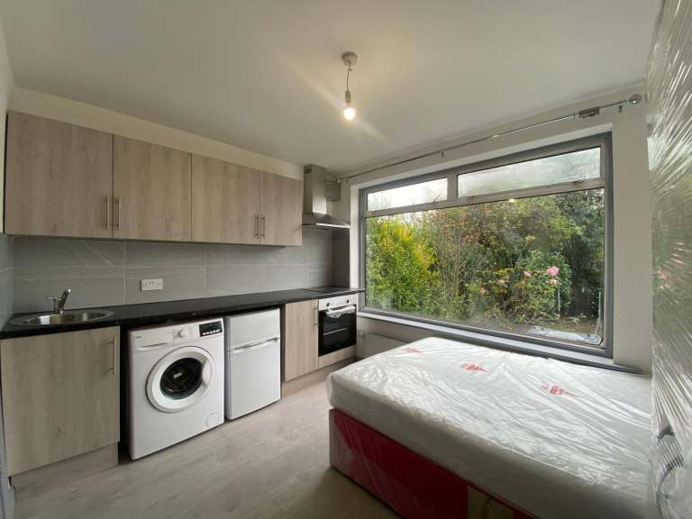 Studio Flat in Leicestershire, LE10 0DH 