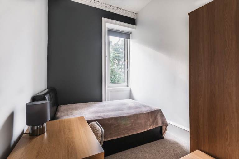 FLAT SHARE: Double bedroom in stylish, 6 bedroom, 2nd floor flat in Newington, bills included