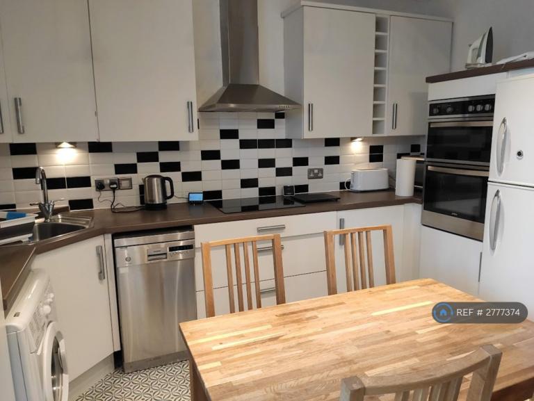 2 bedroom flat in Sunnybank Place, Aberdeen, AB24 (2 bed) (#2777374)