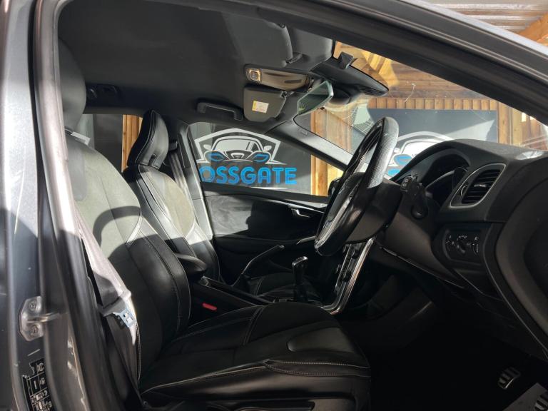 2015 Volvo V40 D2 R DESIGN 5dr HATCHBACK DIESEL Manual