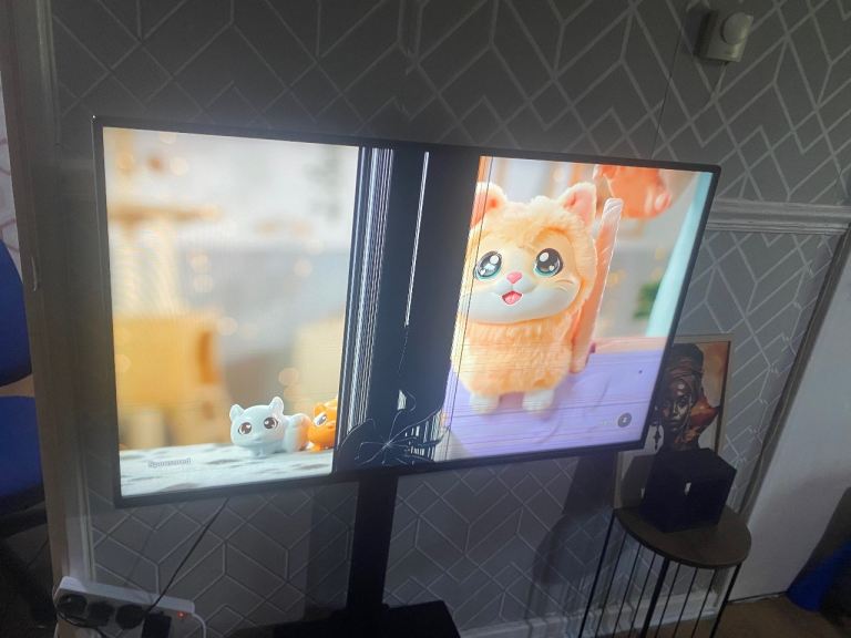 Large Black Flat Screen TV with Stand – Damaged Screen