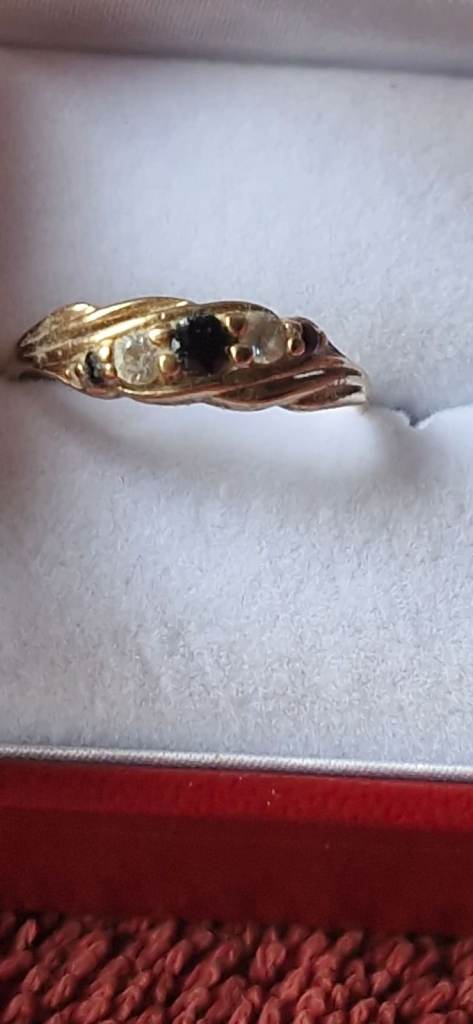 9ct carat gold ring with sapphires and cz stones 