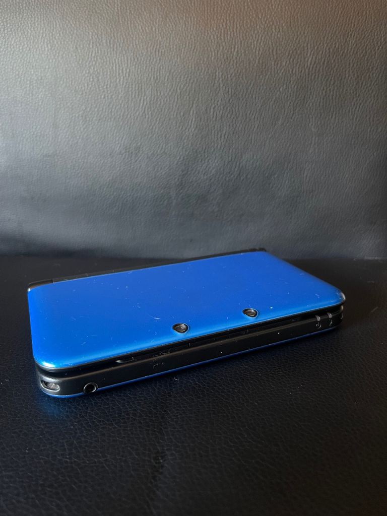 3DS XL blue with Pokemon alpha sapphire 