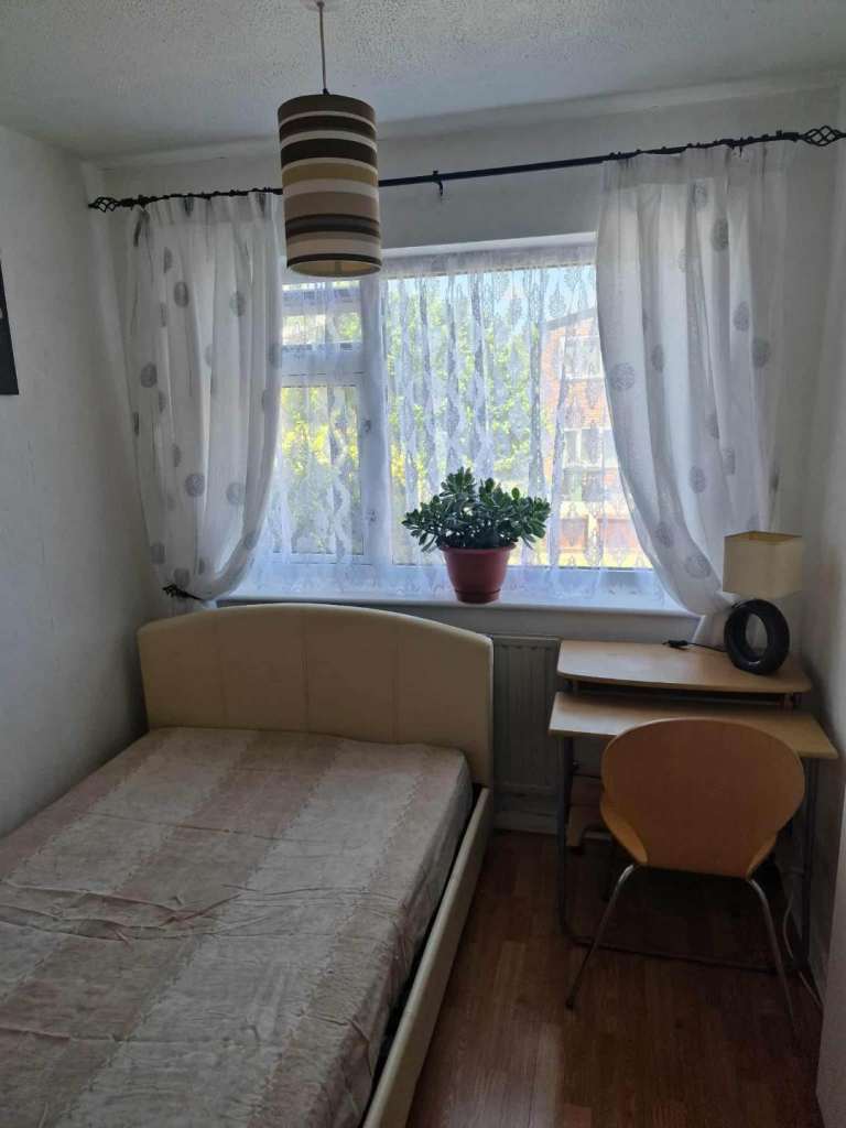 Double/single room for rent