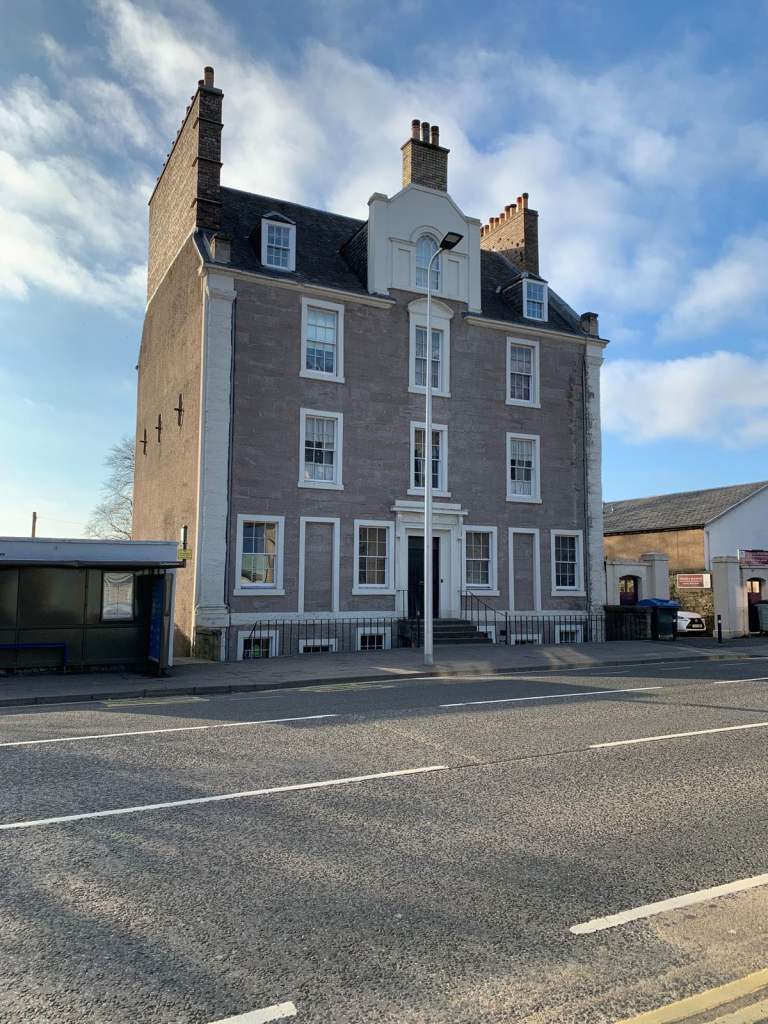 2 bed unfurnished flat AVAILABLE BEGINNING OF JULY