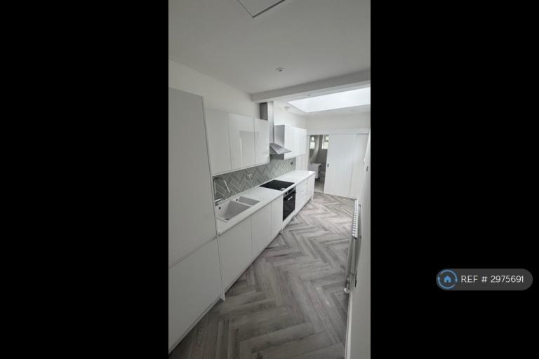 2 bedroom flat in Harold Wood, Romford, RM3 (2 bed) (#2975691)
