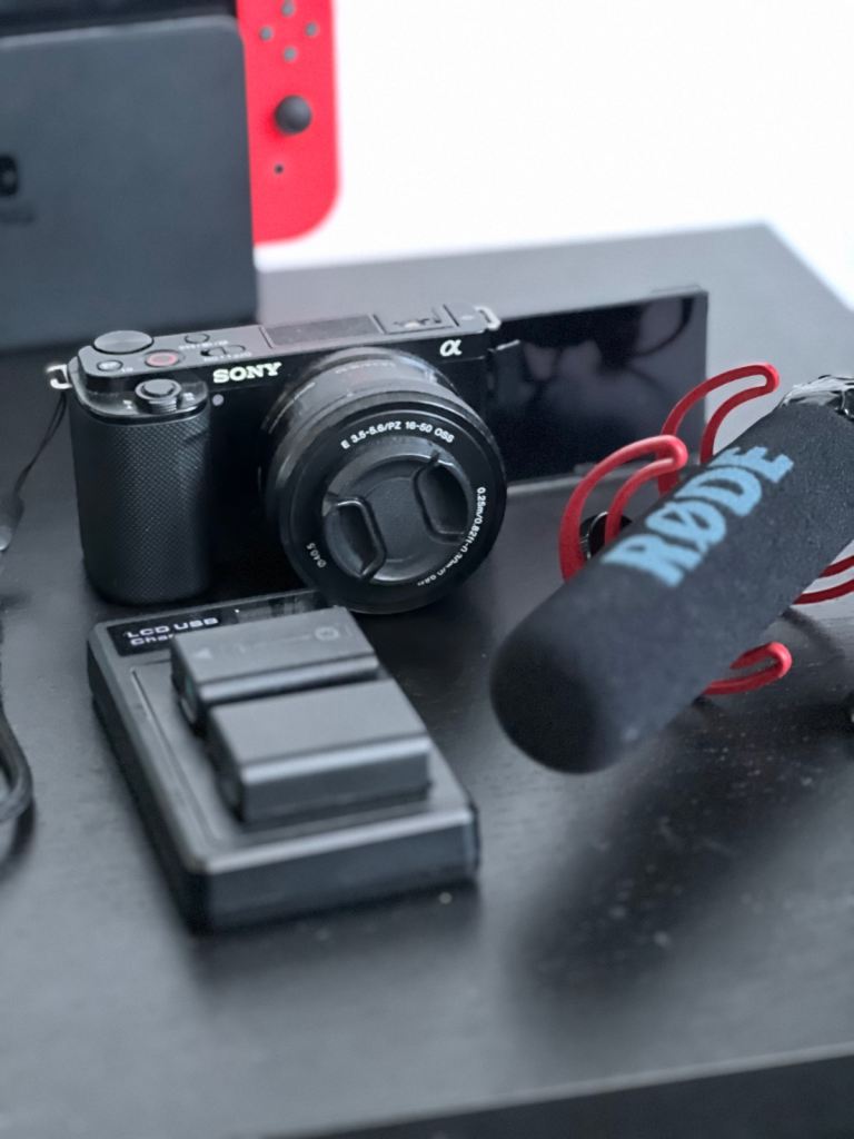 LIKE NEW Sony ZV-E10 4K Mirrorless Camera + Lens + Rode VideoMic Go + Spare Battery’s