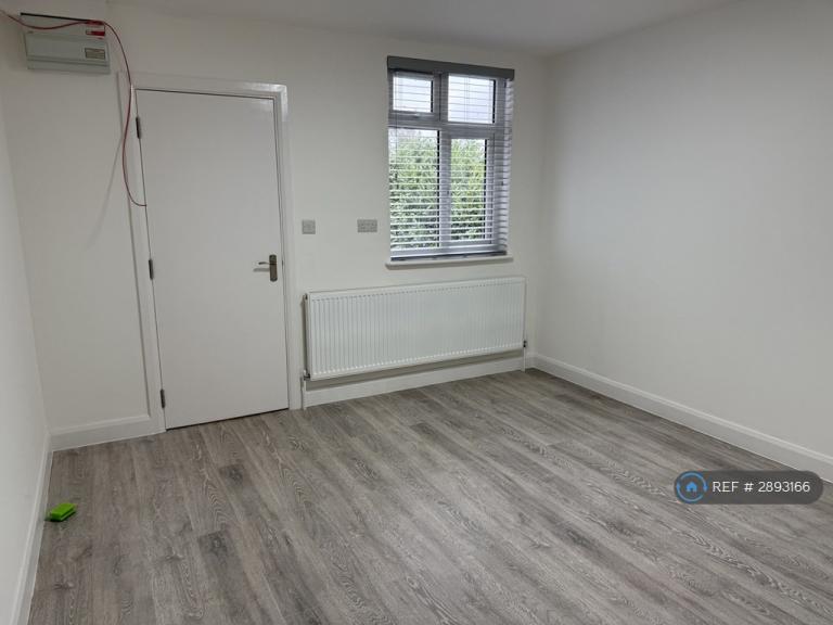 2 bedroom flat in Robinson Road, London, SW17 (2 bed) (#2893166)