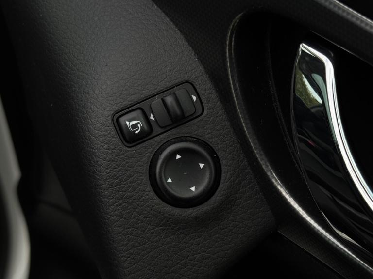 2017 Nissan Qashqai 1.2 DiG-T N-Connecta 5dr Xtronic HATCHBACK PETROL Automatic