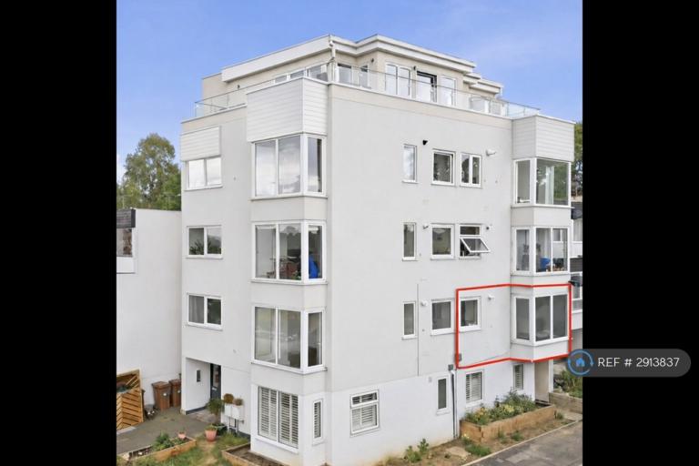 1 bedroom flat in North Chingford, London, E4 (1 bed) (#2913837)