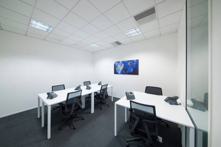 Slough - SL1 4DX \ Office Space for Rent with a 5-Desk Layout