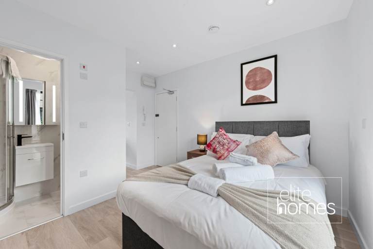 Stunning newly decorated first floor large One Bedroom Flat in a great location in Tottenham, N17.