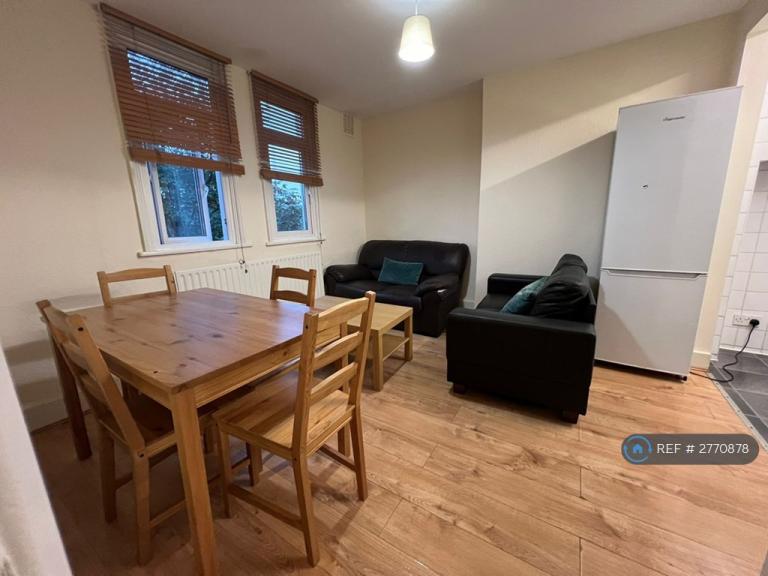 3 bedroom flat in South Lambeth Road, London, SW8 (3 bed) (#2770878)