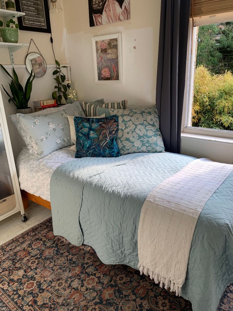  3 bed spaces ,  2 bed on paper . 1 extra small room is coverted 