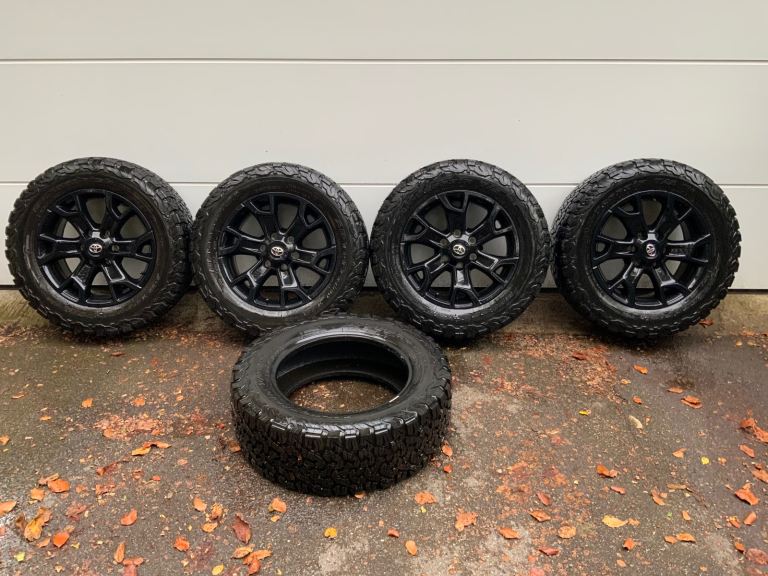 Hilux 2019 ltd edition black Alloys & tyres