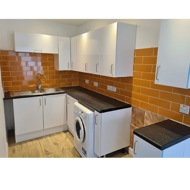 10x Magnet Kitchen cabinets hardly used white gloss - Very Good Condition As new