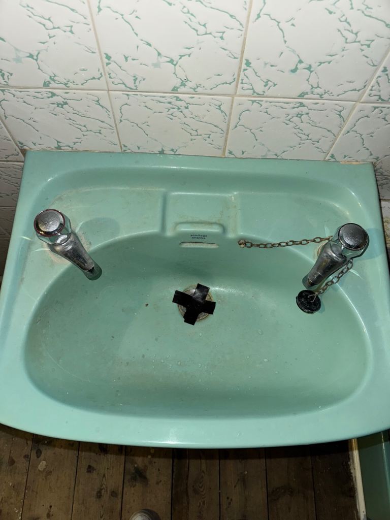 Armatge Shanks blue sink 