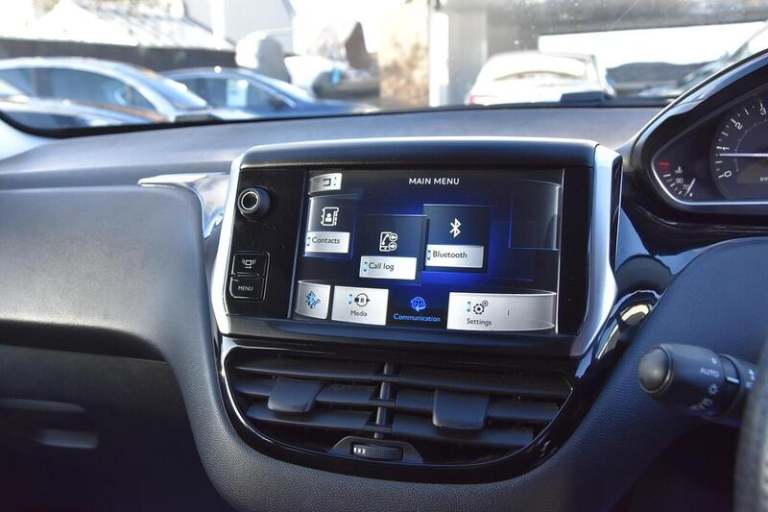 2014 Peugeot 208 1.2 VTi Allure 3dr HATCHBACK PETROL Manual