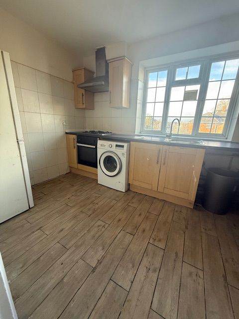 THREE BEDROOM, LARGE LOUNGE, GREAST WEST ROAD, CLOSE TO TUBE