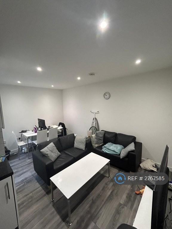 3 bedroom flat in West Green Road, London, N15 (3 bed) (#2767585)