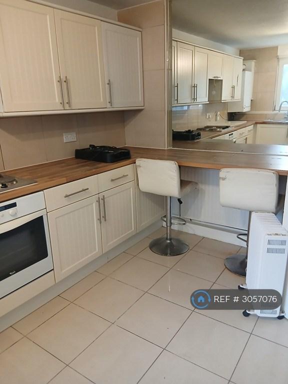 3 bedroom flat in Stratford, London, E15 (3 bed) (#3057076)