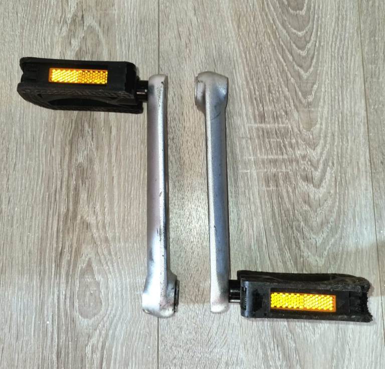 Pedals with light reflectors Crankset 